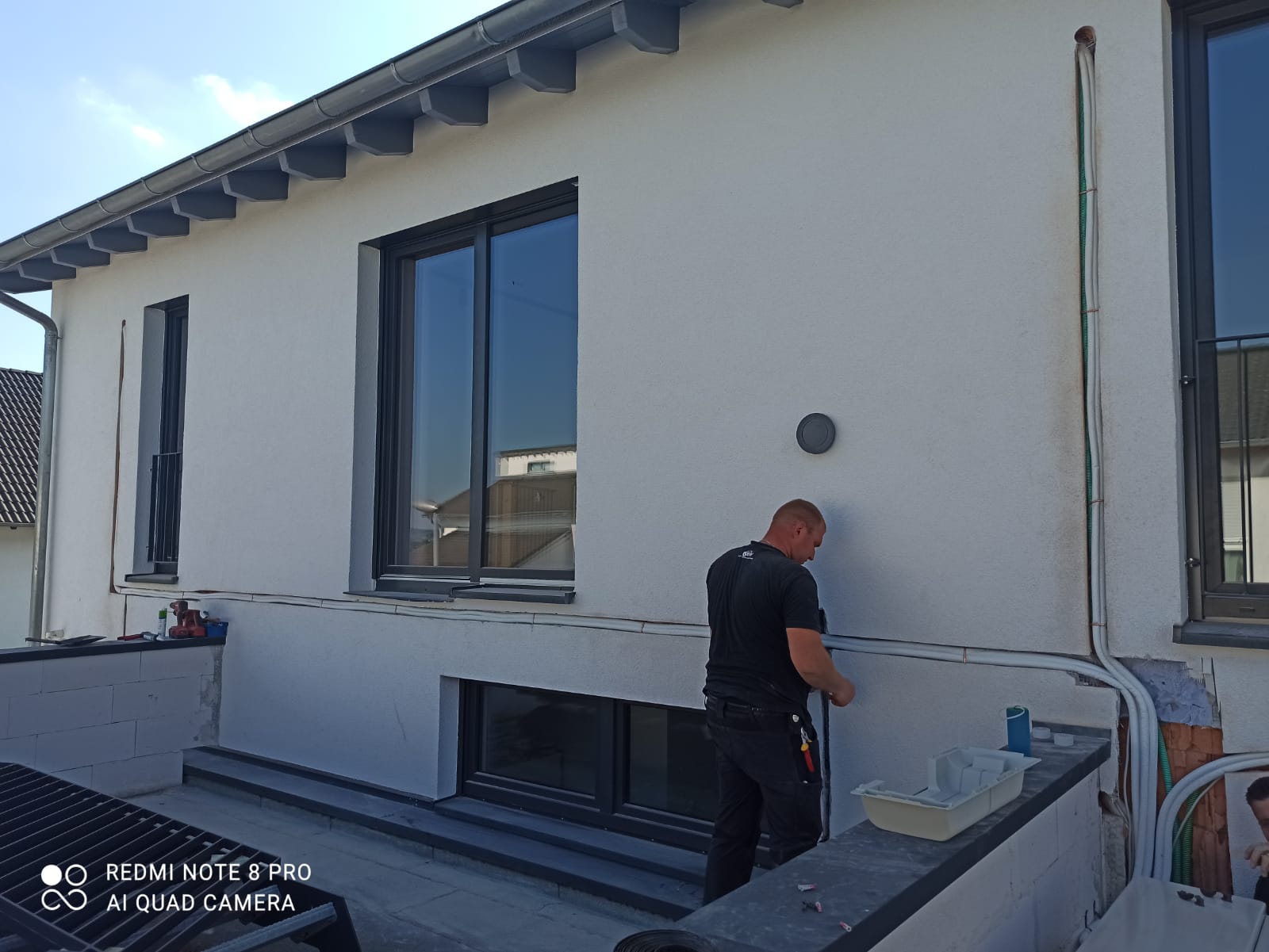 Fachgerechte Leitungsverlegung An Der Hausfassade